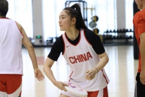 独特热身法！中国女篮以飞盘热身，提升预判、反应、专注与协作