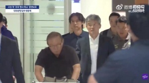 凌晨四时抵韩的洪明甫教练仍遭球迷怒吼。