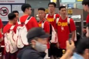 媒体人透露:中国男篮在机场邂逅赵雅芝,其粉丝团为之震撼