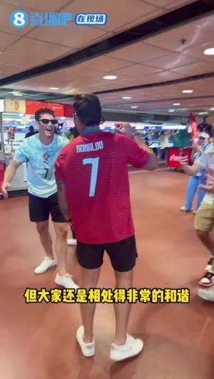 直播吧现场直击：梅罗粉丝共同见证历史时刻，外国小粉丝跟随直播吧学习中文