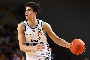 卡里姆·洛佩斯于21顺位被选，成为首位在墨西哥出生的NBA首轮新秀