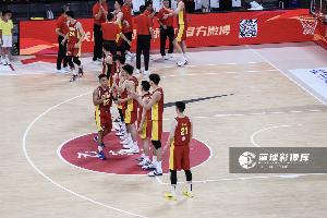 王俊杰与杨瀚森表现不佳!中国男篮对阵日本惨遭19分大败,问题究竟出在哪里?