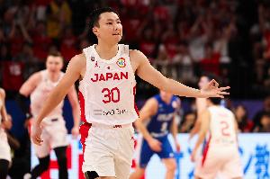 杨鸣指出:中国队一挡拆投篮杀伤力不足,日本队凭借连续突破目前状态活跃
