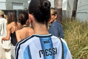 太阳报：贝克汉姆次子与女友共赏世界杯，女友身穿梅西球衣