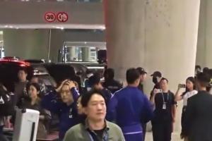 韩国队在机场被球迷狂骂：怒斥洪明甫，年薪要求退还
