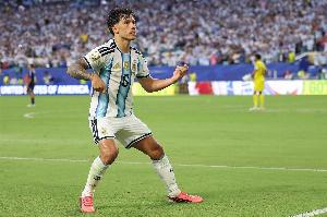 阿根廷险胜晋级，成为本世纪第三位晋级世界杯16强的卫冕冠军