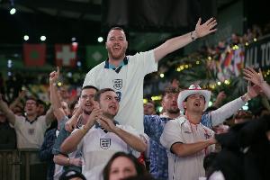 英格兰球迷对墨西哥比赛时间更改表示不满：球迷再度被视作无关紧要