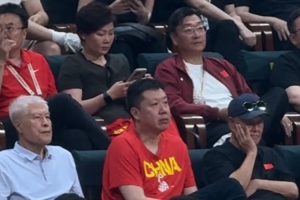 王治郅和赵本山观摩男篮世预赛赛事！蒋兴权与宋小宝同场观战