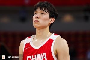 媒体人：瀚森需调整适应，首节换阵后进攻受阻