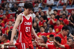 杨瀚森半场仅4投1中！媒体人指出：并非每球都要依赖他，否则可能影响自身发挥