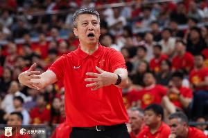 解说:中国男篮进攻防守均失利,外线三分毫无威胁,还能说些什么