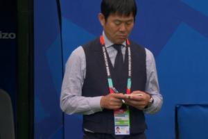 前田大然进攻受阻，森保一拿出小本子开始记录