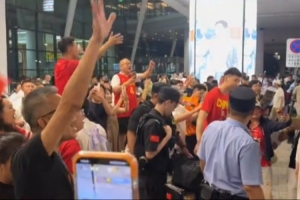 中国男篮集训队今夜抵达沈阳 机场迎来粉丝热情欢迎