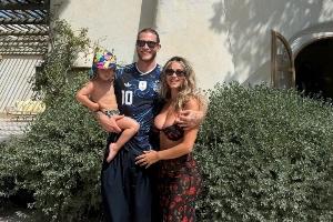 卡里乌斯将参加德甲赛事,休假期间身着梅西球衣,其妻展现曼妙身姿